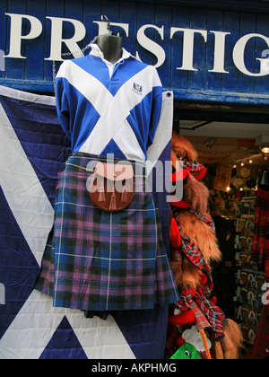 Un kilt est suspendu à l'extérieur d'une boutique sur le Royal Mile Edinburgh Scotland Banque D'Images