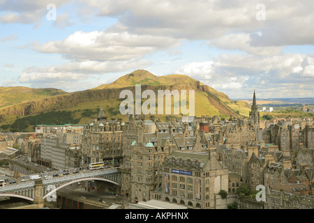 Le North Bridge dans le centre-ville d'Édimbourg avec le siège d'Arthur en arrière-plan l'Ecosse vue depuis le Scott Monument Banque D'Images