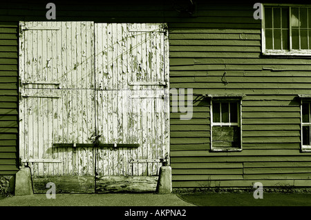 Ancienne en bois stable avec de grandes portes Banque D'Images