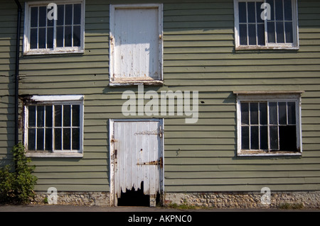 Ancienne en bois stable avec de grandes portes Banque D'Images