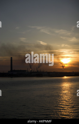 Coucher de soleil sur la station d'alimentation de Fawley, Southampton Banque D'Images