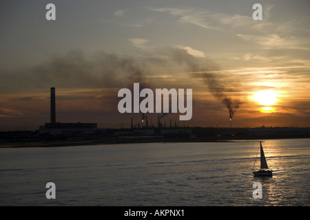 Coucher de soleil sur la station d'alimentation de Fawley, Southampton Banque D'Images