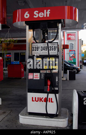 Le prix de l'essence à une station Lukoil à New York City top 300 par gallon Banque D'Images