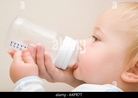 Baby Boy drinking from bottle Banque D'Images