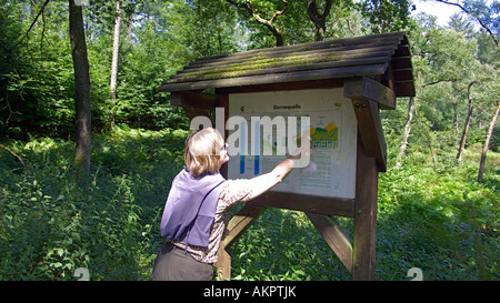 D-Datteln, Euskirchen, canal, Canal Wesel-Datteln Datteln-Hamm, canal Dortmund-Ems Canal, Rhine-Herne, réserve naturelle, Hohe Mark Die Haard, Ruhr, Rhénanie du Nord-Westphalie, Datteln-Ahsen, femme est à un panneau routier dans la Haard Banque D'Images