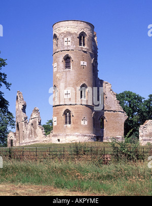 Semi maquette en pierre en ruine château folie & bâtiment de Wimpole Hall Estate avec tour gothique de l'architecture d'intérêt historique et Cambridgeshire UK Banque D'Images