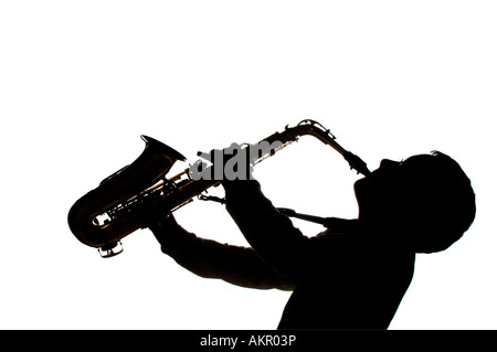Un jeune musicien en silhouette de jouer du saxophone. Photo par Jim Holden. Banque D'Images