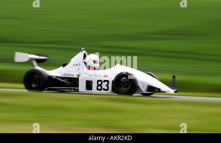 En voiture de course de vitesse vers le bas Gurston Hill Climb cas près de Salisbury Wiltshire, UK Banque D'Images