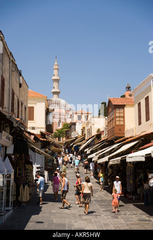 Afficher le long de la rue commerçante de la mosquée de Soliman 177, Sygrou Odos en arrière-plan la ville de Rhodes Rhodes Grèce +B625 Banque D'Images