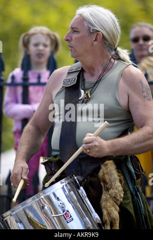 Joe Kilna MacKenzie de l'Drumma Clann groupe folklorique jouant un tambour au Festival d'Edimbourg, Edinburgh, Ecosse Banque D'Images