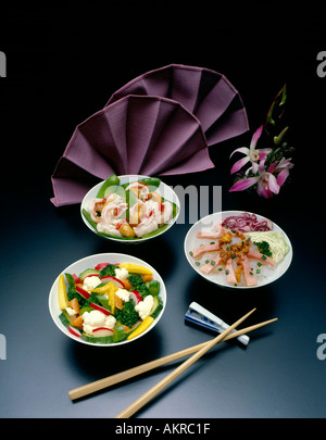 La photographie alimentaire des Japonais Chinois extrême-orientale 3 plaques avec ventilateur serviette baguettes Banque D'Images
