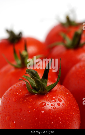 Les tomates de gouttelettes d'eau Banque D'Images