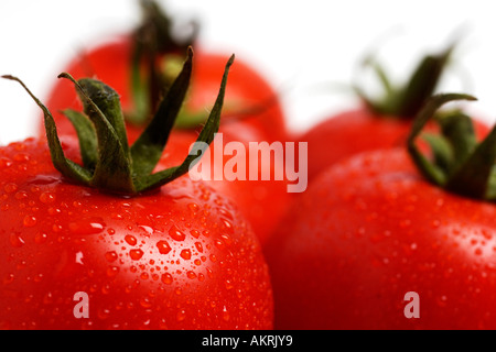 Tomates mûres avec des gouttelettes d'eau Banque D'Images