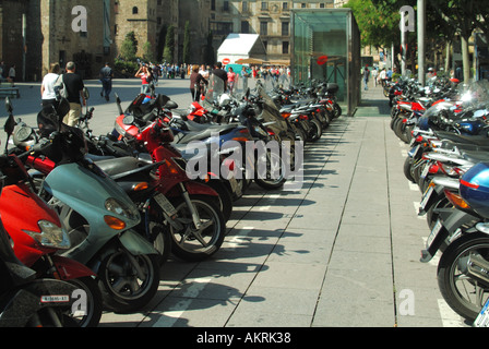 De longues lignes de Barcelone garé les motos scooters et vélomoteurs sur la chaussée près de la cathédrale dans la vieille ville Banque D'Images