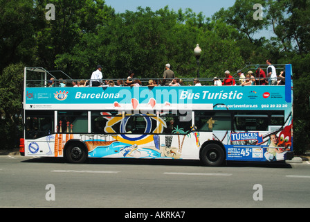 Barcelone passagers touristiques visite à impériale à toit ouvert bus touristique attendant à l'arrêt hop on off devant le complexe de shopping et de cafés Spanish Village Espagne Banque D'Images