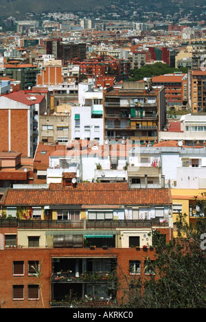 Vue sur les bâtiments et les gratte-ciel dans la ville dense de Barcelone un paysage urbain et urbain espagnol dans la capitale de la Catalogne Espagne Europe Banque D'Images