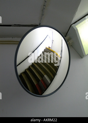 Observation de sécurité miroir sur stairway Banque D'Images