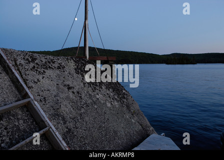 Image de pierre énorme et quai de nuit sous une pleine lune au lac skiff Nouveau-Brunswick Canada Banque D'Images