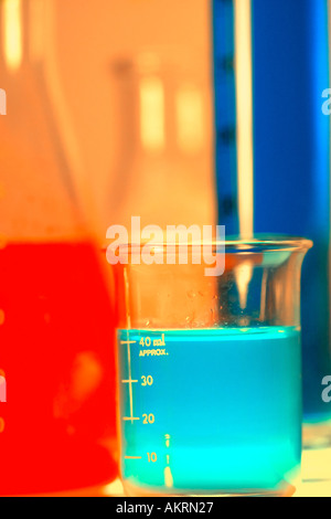 Close up of test tubes de couleurs vives et les flacons Banque D'Images
