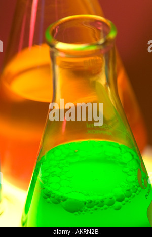 Close up of test tubes de couleurs vives et les flacons Banque D'Images