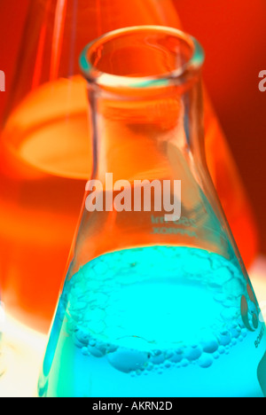 Close up of test tubes de couleurs vives et les flacons Banque D'Images