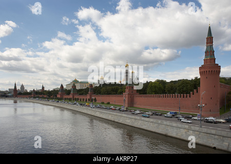 La rivière Mur du KREMLIN ET CONDUITE LE LONG DU REMBLAI KREMLIN MOSCOU RUSSIE Banque D'Images