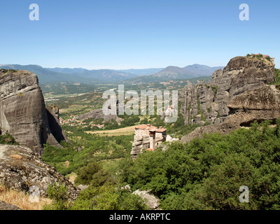 Meteora Monastère Roussanou monastère Agios Nikolaos Anapafsas et près de la ville de Kastraki plaine de Thessalie, Grèce Banque D'Images