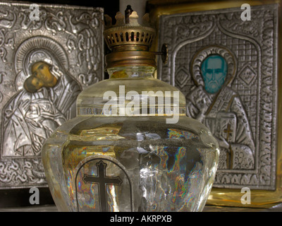 Icônes d'argent photos de saints dans une église orthodoxe grecque Banque D'Images