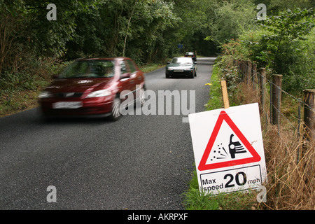 Une voiture passe une vitesse maximale de 20 mi/h panneau d'avertissement vers le bas une route de campagne près de Marlow Buckinghamshire Royaume Uni Banque D'Images