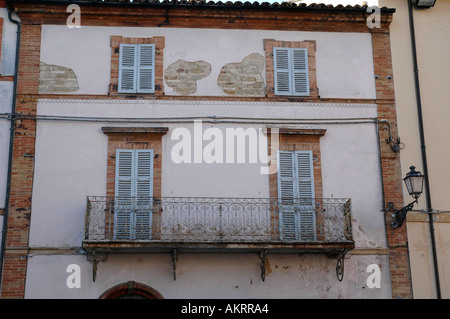 Balcon dans San Ginesio Italie Banque D'Images