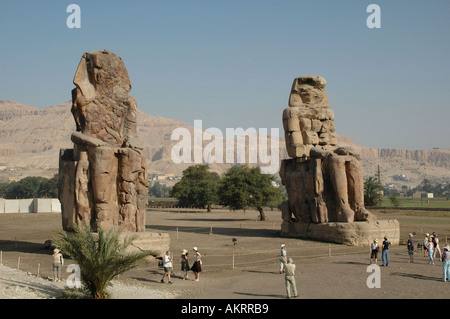 Colosses de Memnom Luxor Egypte avec les touristes Banque D'Images