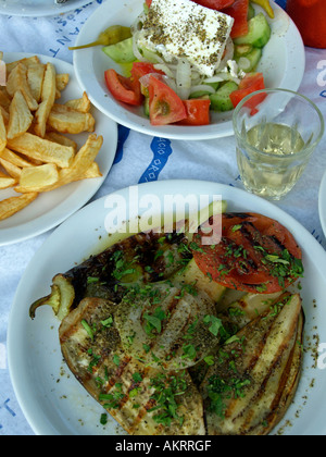 La nourriture grecque typique salade grecque de légumes grillés aubergines courgettes Tomates cougette aubergines oignons pommes de terre frites à l'olivier Banque D'Images