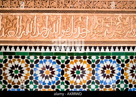 Décoration complexe sur la Medersa Ben Youssef mauresque dans Marrakeesh, Maroc Banque D'Images