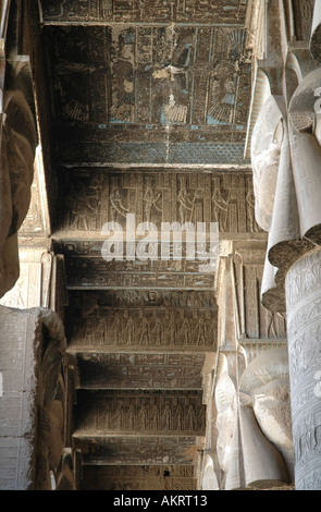 Plafond en bague romaine t52 salle hypostyle du Temple de l'Égypte Banque D'Images