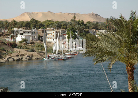 Felouques et maisons sur les rives du Nil Egypte Vue du Old Cataract Aswan Banque D'Images