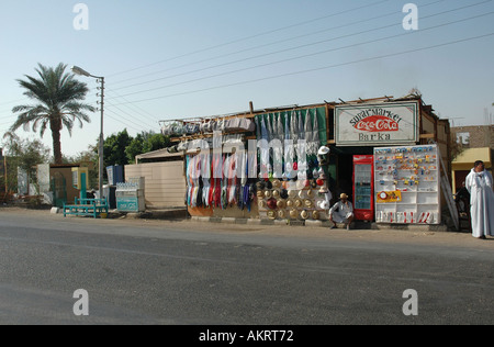 Blocage de la route près de les colosses de Memnon Louxor Égypte Banque D'Images