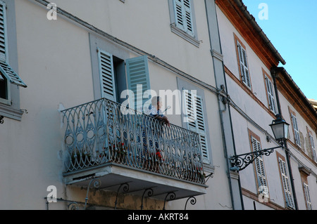 Vieille Femme sur balcon de maison San Ginesio Italie Banque D'Images