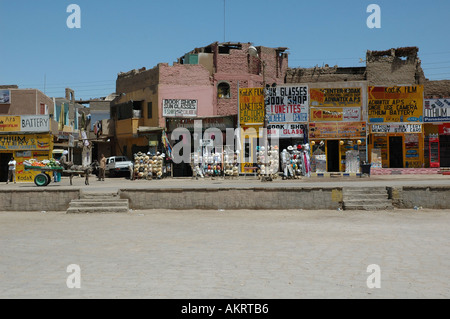 Les boutiques touristiques près de Temple de Karnak Egypte Banque D'Images