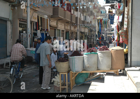 Famille égyptienne à l'achat d'aliments locaux dans le bazar à Louxor Egypte Banque D'Images