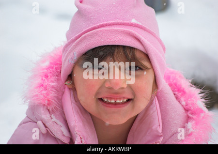 Portrait Of Smiling Girl Outdoors Banque D'Images