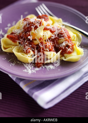 Tortelloni Sauce tomate Banque D'Images