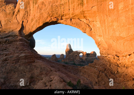 Sandstone North Window Arch encadrant Turret Arch dans le parc national d'Arches, Utah, façonné par l'érosion dans un paysage désertique. Banque D'Images