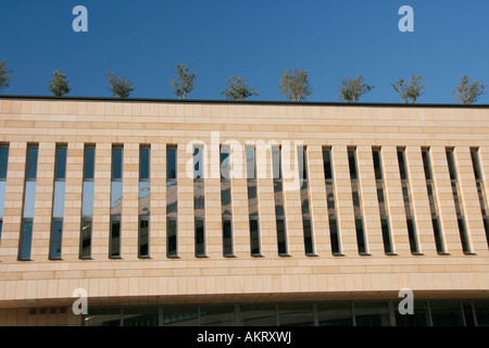 Bâtiment moderne de l'architecture et constructions détails pour utiliser les arbres en arrière-plan sur le toit Banque D'Images