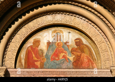 Détail d'une fresque sur la façade principale de la Basilique de Sant'Eustorgio, Milan Banque D'Images