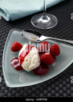 Une quenelle de mousse au chocolat blanc avec coulis de framboise editorial food Banque D'Images