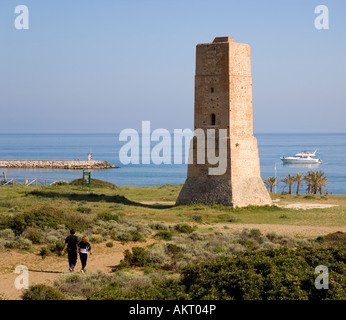 Près de Marbella Malaga Espagne 16e siècle monument Torre de los Ladrones parmi les dunes de sable d'Artola derrière Artola Cabopino Plage Banque D'Images