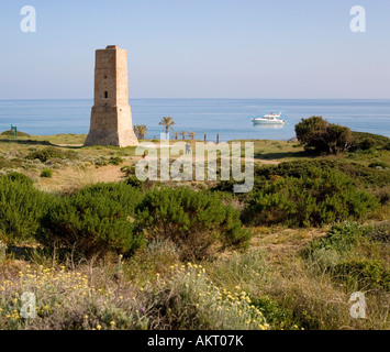 Près de Marbella Malaga Espagne 16e siècle monument Torre de los Ladrones parmi les dunes de sable d'Artola derrière Artola Cabopino Plage Banque D'Images