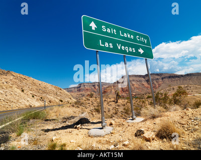Road sign in desert en direction de Salt Lake City et Las Vegas Banque D'Images