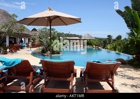 Paysage d'une piscine dans un resort à Kovalam, Kerala Banque D'Images