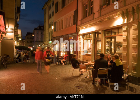 Cafe de la chaussée en fin de soirée près de Hirschenplatz Niederdorfstrasse Zurich canton Zurich Suisse Banque D'Images